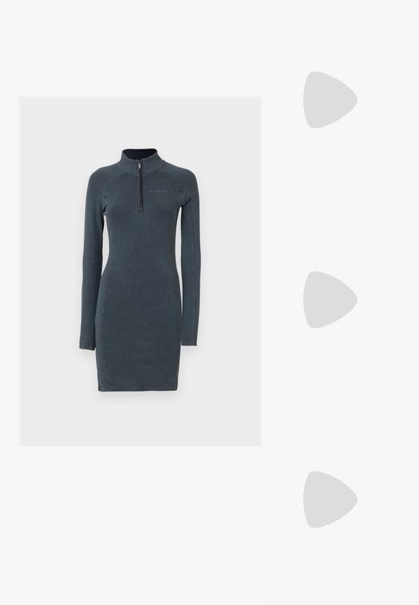 Rochie cu mânecă lungă de culoare gri închis, cu guler cu fermoar, design ajustat și textură netedă. Prezintă branding minimal pe piept.; Top alb cu dungi, cu decolteu rotund și detaliu metalic pe umăr. Textură moale, design ajustat și stil fără mâneci.; Jachetă puffer cu un model maro și negru, asortată cu o fustă mini din piele de șarpe maro, cizme negre până la genunchi și o geantă mică neagră.; Geantă de piele neagră cu un design curbat, dotată cu studuri argintii, o cataramă și două buzunare laterale. Curea ajustabilă pentru opțiuni de transport.