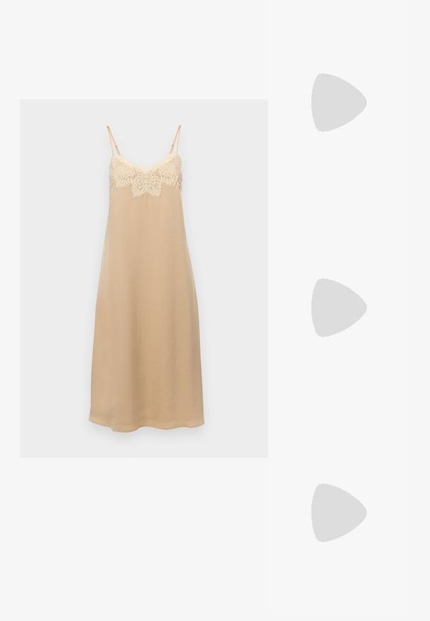 WEEKEND MaxMara ZEO - Jurk - cammello; WEEKEND MaxMara RENZASATIN - Klassieke pumps - nero; Vierkante zonnebril met een schildpadprint montuur, donkerpaarse glazen en gouden logo-accenten op de poot. Heeft een slank, gedurfd ontwerp en een glanzende afwerking.; Zwarte leren clutch met geplooide textuur, zilverkleurig metalen frame, drukknopsluiting en kettingriem. Glad, zacht oppervlak.
