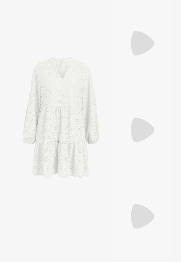 Object ANGLAISE - Vestido informal - cloud dancer; Zapato negro de punta afilada tipo slingback con un tacón bajo, que presenta un material de cuero suave y un diseño recortado en el lateral para mayor transpirabilidad.; Bolso de mano negro con dos asas cortas y una correa de hombro removible. Material suave tipo cuero con cierre de cremallera y detalle del logo.; Pendientes de aro de plata con un diseño curvado y suave. Presentan un acabado metálico brillante y cierre de presión. Sin patrones ni acentos visibles.