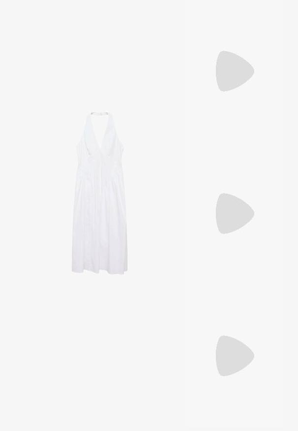 Rochie albă fără mâneci, cu decolteu adânc în V, cu părți gathered și o siluetă A-line fluidă. Fabricată din material ușor.; Pantofii slingback din piele patent maro, cu vârful ascuțit și un toc moderat. Prezintă o curea cu prindere pentru o potrivire sigură. Textură netedă.; Ochelari în nuanță de țestoasă maro, cu lentile ovale, brațe subțiri și accente transparente. Prezintă un logo subtil pe tâmplă. Design elegant și ușor.; Geantă din paie împletit în nuanțe bej, cu o formă curbată, un mâner scurt și un fermoar pe lateral. Prezintă o suprafață texturată și un design minimalist.