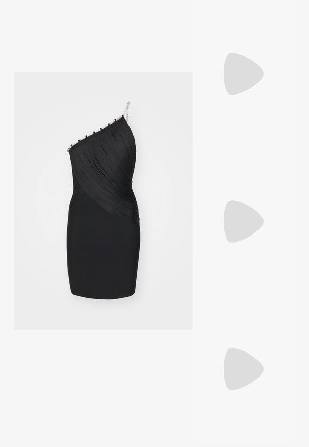 Robe noire asymétrique mettant en avant un tissu plissé, des accents métalliques et une silhouette ajustée. Longueur courte avec un détail drapé sur le côté.; Escarpins noirs en cuir verni avec un bout pointu, sangle ajustable à la cheville et un talon bloc modéré. Texture lisse avec finition brillante.; Stuart Weitzman POSH SHOULDER BAG - Sac bandoulière - black; Boucles d'oreilles en métal doré présentant un design torsadé avec une surface lisse et brillante et des formes arrondies. Chacune mesure environ 5 centimètres.