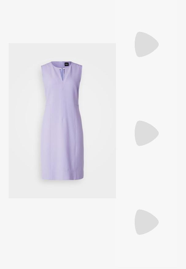 Ermeløs lilafarge kjole med glidelås foran og rett snitt. Har sidelommer og subtile sømdetaljer. Glatt stofftekstur.; Svart spiss tå slingback-sko med lav hæl, laget av jevnt skinnmateriale og med utskåret design på siden for pusteevne.; Svart lær skulderveske med en myk tekstur, trekantet form og justerbar stropp, kombinert med en lyseblå stripete skjorte og hvite bukser.; Sølvøreringer med en jevn, buet design. Har en blank metallisk finish og en studlås. Ingen synlige mønstre eller aksenter.