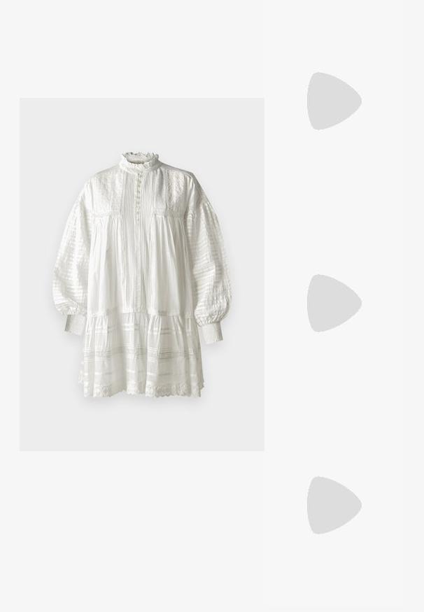 Vanessa Bruno DIANE - Vardagsklänning - blanc; Vita läderloafers med platt sula, utrustade med en detalj av guldfärgad spänne och en slät yta. Klassisk design med enkla linjer.; Vita plastsolglasögon med rektangulärt båge, bruna linser och en gyllene detalj vid skafft.; Guldiga, sfäriska örhängen med en blank, reflekterande yta. Designen är enkel och slät, vilket skapar ett modernt, minimalistiskt utseende.