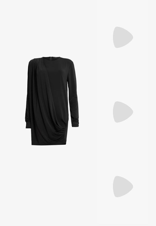Abito nero con maniche lunghe, design drappeggiato, collo tondo e arricciatura laterale. Realizzato in tessuto morbido ed elastico, con zip sul retro.; Sandali neri con tacco alto presentano sottili cinturini con design annodato, una punta quadrata liscia e un elegante tacco a spillo.; Borsa a mano metallica grigia chiara con tracolla a catena, impreziosita da piccoli chiodi metallici circolari e da un logo triangolare del marchio.; Orecchini in metallo argentato con forma a goccia liscia e finitura lucida. Incisioni sottili aggiungono dettagli. Design minimalista.