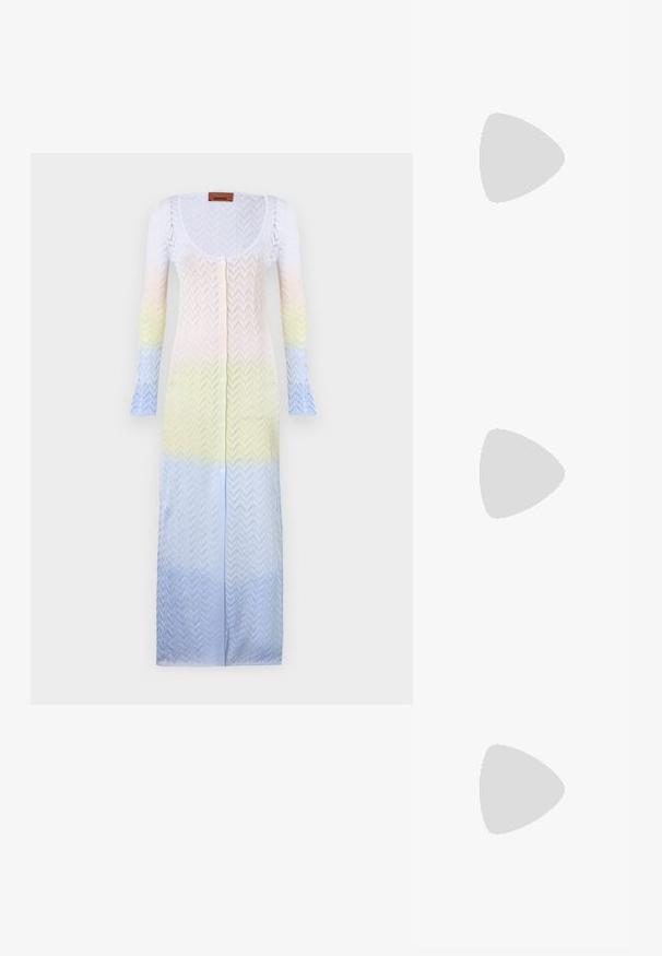 Ilgai megztas kardiganas, turintis švelnių pastelinės spalvų gradientą: baltos, geltonos ir šviesiai mėlynos, su zigzaginiu raštu ir mygtukų uždarymu.; Lauren Ralph Lauren LOGAN METALLIC NAPPA LEATHER SANDAL - Sandalai - platinum; Balta odinė rankinė, lenkto dizaino, su auksiniais elementais ir tekstūruota apdaila, dėvima su tamsiu švarku ir baltu marškiniu.; Aukso spalvos mazgo auskarai su sukimo dizainu. Kiekvienas auskaras turi apvalų skaidrų pagrindą, užtikrinantį saugų dėvėjimą.