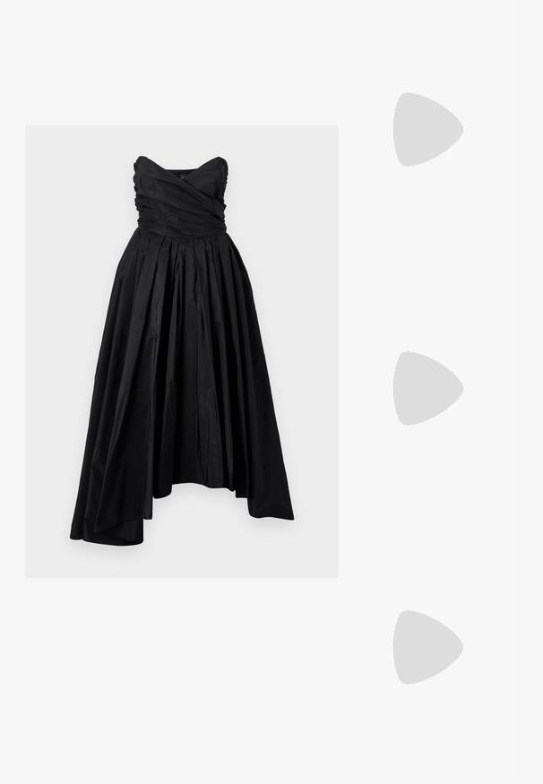 Vestido de noite preto sem alças, com corpete drapeado e saia ampla e fluída. Feito de tecido texturizado, com pregas e bainha assimétrica.; As sandálias de salto alto pretas apresentam tiras finas com um design em nó, uma biqueira quadrada lisa e um elegante salto agulha.; Bolsa metálica cinza claro com uma alça de corrente, adornada com pequenos rebites metálicos circulares e um logótipo triangular da marca.; Brincos de argola prateados com um acabamento suave e brilhante. Forma arredondada, design leve, com fecho de pino.