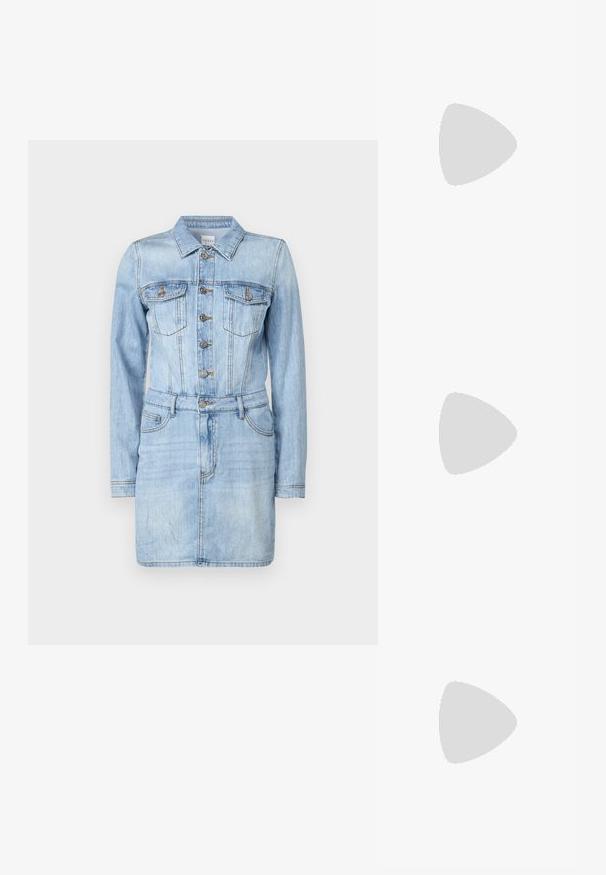 Denim obleka v svetlo modri barvi, z dolgimi rokavi, z zapiranjem na gumb, dvema žepoma na prsih in pasom. Gladka tekstura s klasičnim dizajnom.; Bele usnjene športne copate z debelim belim podplatom, črnimi semišnimi detajli na peti in utisnjenim logotipom na strani. Zavezovanje s šestimi luknjicami.; Črne prevelike sončne očala geometrijske oblike, z temnimi lečami in kontrastno sivo podrobnostjo na okvirju. Logo na ročaju.; Srebrne obročaste uhane z gladko, sijočo površino. Zaobljena oblika, lahka zasnova, z zapiranjem na zatič.