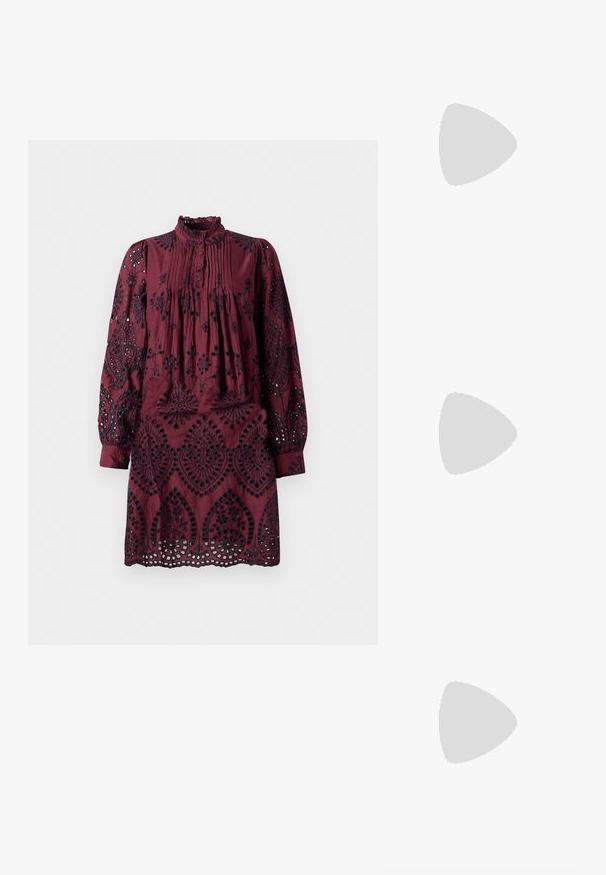 Burgunderkjole med lange ermer, plisserte front, volangkrage og intrikate svarte broderimønstre. Hullet cutouts langs kanten.; Svarte patentlær slingback hæler med spiss tå og geometrisk blokk hæl. Har et stilrent, minimalistisk design og jevn tekstur.; Svart skinnveske med en unik vifteform, med flate håndtak. Overflaten har en pebblelignende tekstur og et minimalistisk design.; Gullfargede øredobber med teksturerte, bølgete former. Inkluderer skulpturelle klipsstuds og åpen hoop-design med en hamret finish.