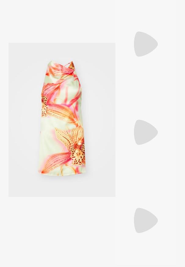 Kukkakuvioinen halterneck-mekko vaaleanvihreällä taustalla, jossa on kirkkaan vaaleanpunaisia ja oransseja kukkia, sileä texture ja elegantti laskos.; Valkoinen varvastossu, jossa on teksturoitu pohja ja kaksi ohutta remmiä. Remmit ovat sileät ja niissä on hienovarainen brändäys. Ei kuvioita tai lisäkoristeluja.; Musta nahkainen käsilaukku, joka on kaareva muotoilultaan, irrotettavalla hihnalla ja kultaisilla yksityiskohdilla. Laukussa on läppä, jossa on solk yksityiskohta.; Kulta sävyiset renkaat, joissa on sileä ja kiillotettu pinta. Ominaisuuksia ovat puolikuun muoto ja turvallinen painike suljenta.