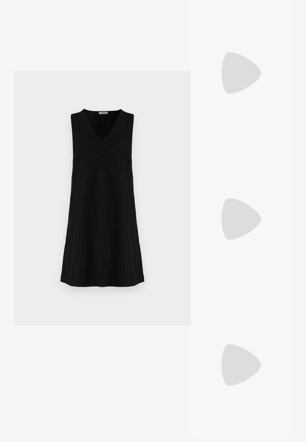 Rochie neagră fără mâneci, cu decolteu în V, având un model subtil cu dungi verticale, o siluetă relaxată și slituri laterale pentru un confort sporit în mișcare.; Pantof cu toc negru din piele, cu vârf ascuțit și toc mic pătrat. Dispune de o curea la gleznă cu o cataramă în tonuri de aur. Textură netedă.; Ochelari de soare negri, supradimensionați, cu lentile degradate, rame groase și detalii cu lanț de ton auriu pe brațele templului.; Genți negre cu o formă structurată, textură netedă și un închizător metalic. Asortată cu pantaloni negri largi și sandale cu vârf deschis pe un podea din lemn.