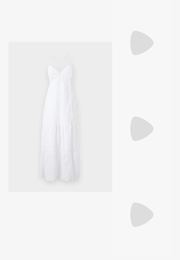 Rochie albă de vară cu bretele subțiri în cruce, cu un corset ajustat și un fusta stratificată și fluidă. Fabricată dintr-un material ușor, cu o textură subtilă.; Sandal alb cu vârf pătrat, curele subțiri și un toc scurt, texturat. Material neted cu design minimalist și accente aurii.; Ochelari de metal aurii cu lentile ovale, brațe subțiri și suporturi nazale clare. Prezintă accente subtile la balamale și lentile transparente.; Geantă din piele neagră, cu o formă curbată, curea detașabilă și accesorii aurii. Geanta are un capac cu un detaliu tip cataramă.