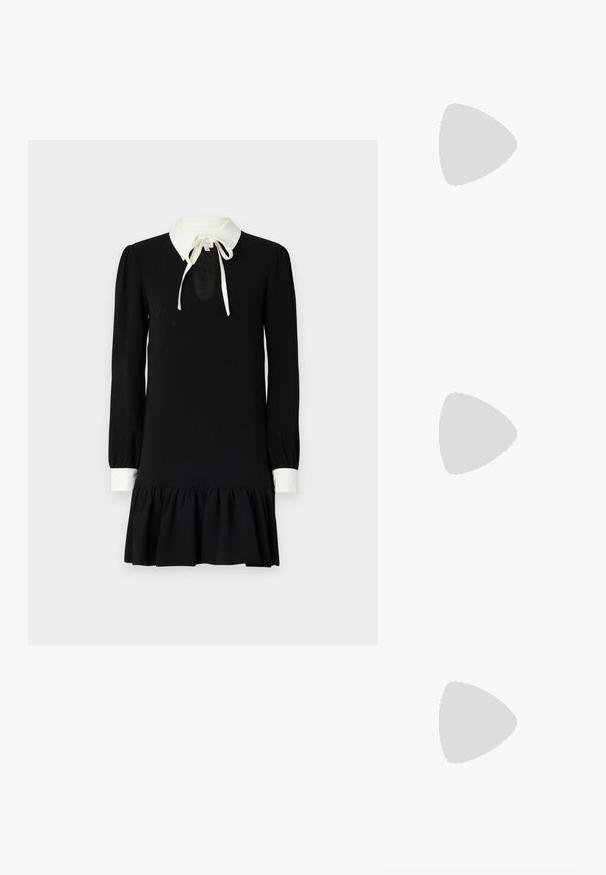 Cinq à Sept CALA DRESS - Marškininė suknelė - black/ivory; Juodi šlepetės su kvadratiniu pirštu ir žemu bloku kulnu. Yra keli ploni dirželiai ir reguliuojamas kulkšnies diržas. Pagaminti iš lygios odos.; Juodos odinės rankinės su išlenktu siluetu, turinčios ryškų auksinį ovalų sagtį, reguliuojamą dirželį ir minimalistišką dizainą.; Auksinio atspalvio auskarai su kreivės formos, lankinio dizaino, išryškintu sidabriniu rutuliniu akcentu. Poliruoto metalo apdaila, užsegimas su smeigtuku.