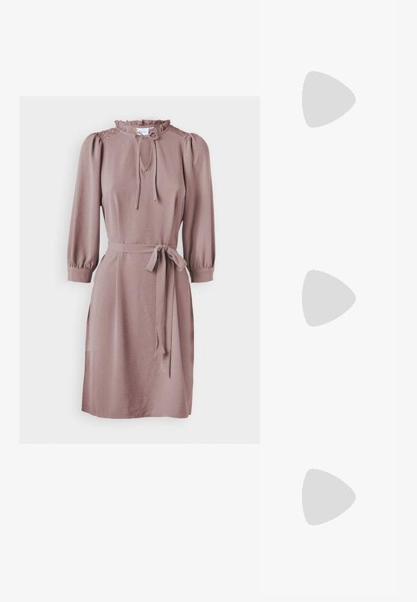 Mauve haljina s volanima oko ovratnika, vezanom vratnom trakicom i rukavima do tri četvrtine sa puhastim izgledom. Uključuje pojas od istog materijala i teksturirani materijal.; Crne lakirane kožne cipele s remenom oko gležnja i špicastim vrhom, s detaljima od srebrne boje i niskom blok petom. Glatka, sjajna tekstura kroz cijelu cipelu.; Crna kožna torba preko tijela s glatkom teksturom, pravokutnim oblikom i metalnim lancem na prednjoj strani. Uključena je podesiva naramenica.; Srebrne naušnice u obliku kapi s kvadratnom kopčom, koji imaju glatku, sjajnu završnu obradu i oblik suze, odražavajući svjetlost s sjajnom površinom.
