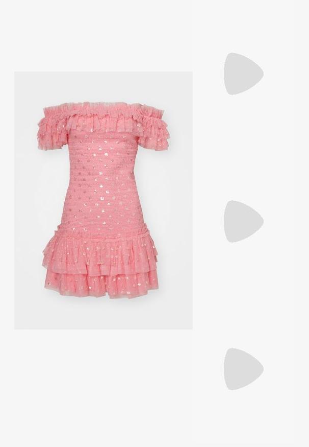 Rózsaszín, vállatlan ruha fodros ujjakkal, smocked bodiccsel és rétegzett fodros szoknyával, amelyen fényes arany részletek találhatók.; Fehér bőr, magassarkú cipő hegyes orral, bokapánttal és vékony tűs sarkal. Simaszövet, finom fényes felülettel.; Cult Gaia VIERA - Alkalmi kézitáska - natural; Egy pár szabálytalan, ovális formájú, aranyszínű fém fülbevaló, enyhén kalapált felülettel, fehér háttéren.