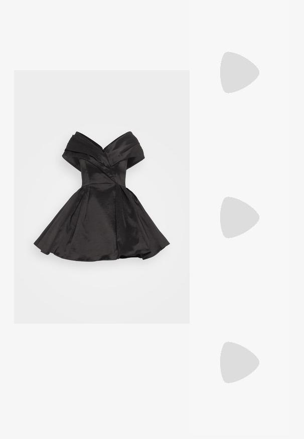 Jarlo Petite BELLE - Koktailové šaty/večierkové šaty - black; Čierne lakované kožené sandálové podpätky s špicatou špičkou a geometrickým blokovým podpätkom. Disponujú elegantným, minimalistickým dizajnom a hladkým povrchom.; Čierna kožená kabelka s zaobleným tvarom, odnímateľným popruhom a zlatými doplnkami. Kabelka má klopu s detailom s prackou.; Prsteň v zlatej farbe s organickým, skrúteným dizajnom, hladkým povrchom a zužujúcimi sa koncami, vytvárajúci moderný, sochársky vzhľad.
