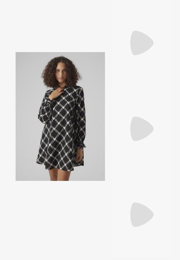 Črno-bela obleka z vzorcem, ohlapnega kroja, dolgimi rokavi in nabrano manšeto, z motivom diamanta na lahkem materialu.; Rjave usnjene kavbojske čevlje z ostrim nosom in blok peto, ki vsebujejo podrobno šivanje in dvignjene dodatke na zgornjem delu.; Mala kremna torbica z teksturiranim zaključkom, dolgim nastavljivim trakom, verižnim poudarkom in zapiranjem na poklop. Detajli iz zlatega kovinskega materiala.; Srebrni uhani v obliki obročka s spiralnim dizajnom, ki imajo sijajno površino in zapiralo na zadnji strani. Mere znašajo približno 3 cm v premeru.