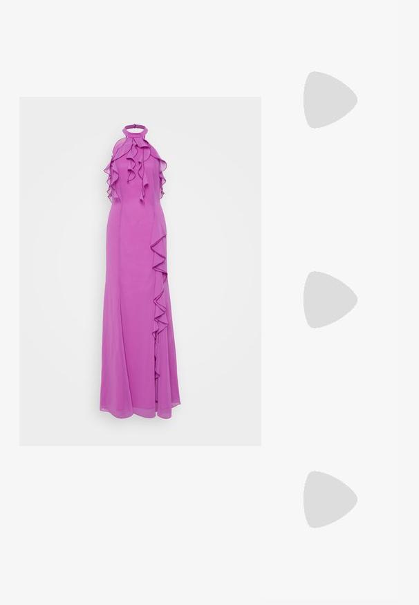Robe longue rose avec un col volanté et des accents latéraux, en tissu léger, présentant une silhouette ajustée et un design dos nu.; Chaussure slingback en cuir verni noir avec un embout pointu, des brides de cheville avec des boucles en argent et des éléments en métal, et un talon fin.; Sac à main en cuir noir avec une forme courbée, bandoulière amovible et des accessoires en or. Le sac est doté d'un rabat avec un détail de boucle.; Boucles d'oreilles dorées présentant des formes texturées et ondulées. Comprend des clips sculpturaux et un design de créoles ouvertes avec une finition martelée.