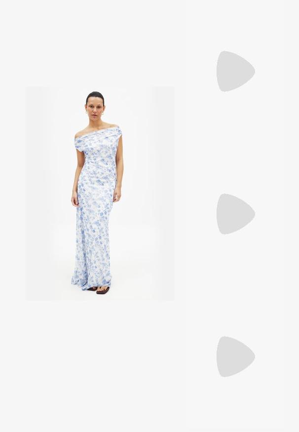 Modra maxi obleka s cvetličnim vzorcem in off-the-shoulder izrezom, izdelana iz tekočega blaga, ki se ponaša z gladko teksturo in prilagojeno silhueto.; Črne natikače z teksturirano gumijasto podlogo, dvema ozkima trakoma in subtilnim, vtisnjenim logom na traku.; Črne oversize sončne očala z ovalnimi lečami, gladkim plastičnim okvirjem in zlatenimi detajli na templjih. Temne leče zagotavljajo zaščito pred soncem.; Woven straw torba z bambusovimi ročaji, z teksturiranim frufru dizajnom v naravni bež barvi in z zlatim verižnim pasom.