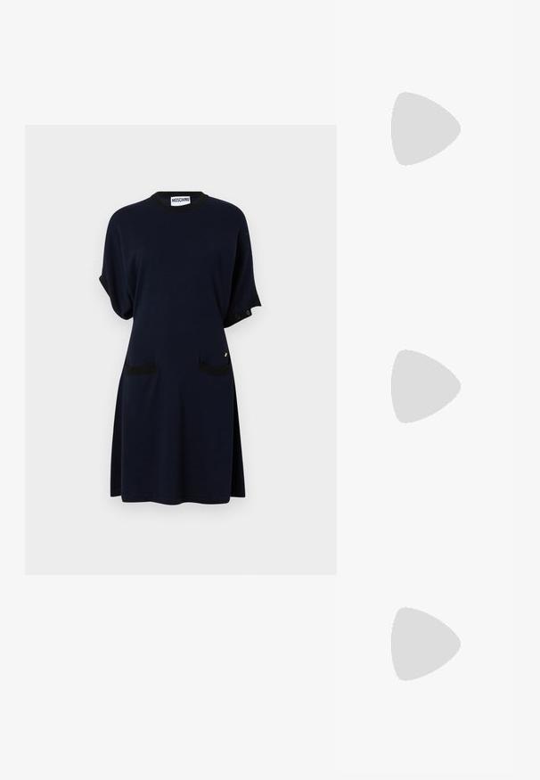Robe en coton bleu marine avec des accents noirs, manches courtes, deux poches avant, col rond et un design décontracté. Détail en métal doré présent.; Pompe slingback en cuir verni noir avec un bout pointu, un talon fin et un design de découpes subtil. Elle dispose d'une boucle dorée sur la sangle.; Sac en cuir noir porté en travers avec deux poches avant, boucles dorées, fermeture zippée et une sangle fine. Surface texturée et forme rectangulaire compacte.; Boucles d'oreilles en métal doré en forme d'anneau, avec une forme courbée et allongée. Elles présentent une surface lisse et brillante avec une pointe arrondie pour un détail supplémentaire.