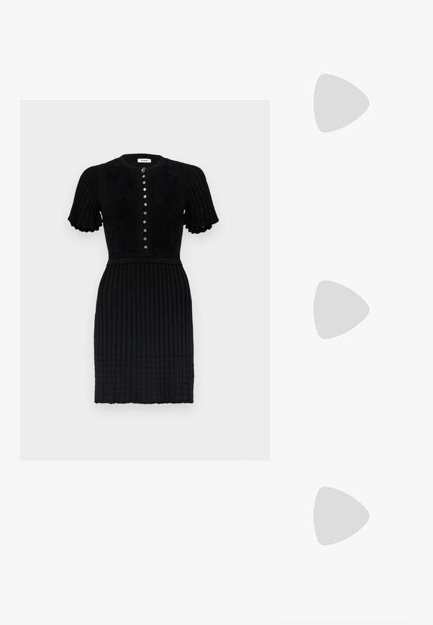 Zwarte jurk met een geribbelde textuur, korte pofmouwen en een ronde halslijn. Bevat een rij metalen knopen aan de voorkant en subtiele details.; Gouden sandalen met hakken, voorzien van een geknoopte voorkant, gegolfde textuur en een enkelriem. De blokhak heeft een ribbelontwerp, wat de grip verbetert.; Zwarte leren schoudertas met twee vo pockets, gouden gespen, ritsluiting en een smalle band. Tekstuur oppervlak en compacte rechthoekige vorm.; Gouden metalen oorbellen in de vorm van een gebogen, verlengde hoop. Kenmerkend zijn het gladde, glanzende oppervlak en de afgeronde punt voor extra detail.