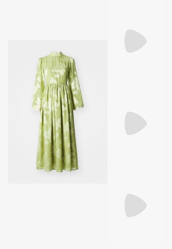 Vestido verde longo com cintura bem ajustada, gola alta e mangas longas. Apresenta um padrão floral em relevo e tecido transparente. Silhueta fluida.; Sapato slingback preto em pele patentada com bico apontado, tiras no tornozelo apresentando fivelas e acessórios prateados, e um salto elegante.; Bolsa de couro preta com forma curva, alça destacável e detalhes em dourado. A bolsa possui uma aba com detalhe de fivela.; Brincos em tom de ouro com formas onduladas e texturizadas. Inclui studs escultóricos com presilha e um design de argola aberta com um acabamento martelado.
