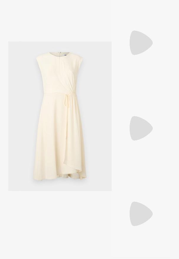 Kremfarget kjole med tettsittende overdel, kortermede ermer, og samlet detalj på siden. Slett tekstur, knelange nederkant, og glidelås på baksiden.; Sorte lærballerina med spiss tå, minimalistisk design, glatt tekstur, lav hæl uten synlig metall eller dekorasjoner.; Svart lær crossbody-veske med glatt tekstur, rektangulær form og metallkjede detaljer på framsiden. Justerbar stroppe inkludert.; Sølv dråpeøreringer med firkantet studs, med en glatt, polert overflate og en tåreformet design som reflekterer lys med en blank overflate.