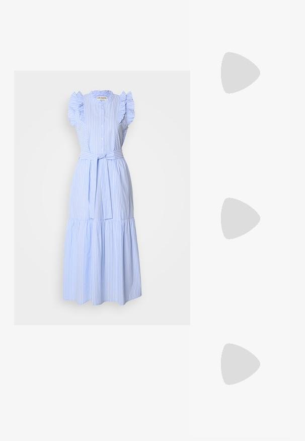 Jasnoniebieska sukienka w paski z krótkimi falbaniastego rękawami, guzikiem z przodu, paskiem w talii i projektowaniem z warstwowym dołem. Wykonana z miękkiego materiału.; Białe sandały na wysokim obcasie z paskami, z płaską bazą na palcach, teksturowanym przodem z marszczonymi akcentami oraz cienkim paskiem na kostce.; Biała skórzana torebka o strukturalnym wzorze, z magnetycznym zapięciem i paskiem na ramię, zaprezentowana na neutralnym tle.; Srebrny kolczyk w kształcie koła z polerowanym wykończeniem, z małymi złotymi akcentami, noszony na płatku ucha.