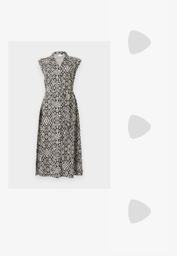 Rochie fără mâneci în nuanțe de negru și crem, cu guler, curea și modele geometrice cu diamante pe toată suprafața materialului.; Cizme cu toc slingback din piele sintetică lacuită neagră, cu vârful ascuțit, un design cu decupaj rotunjit și toc bloc. Include un accent cu cataramă de culoare aurie.; Ochelari de soare negri, supradimensionați, cu lentile degradate, rame groase și detalii cu lanț de ton auriu pe brațele templului.; Geantă mare din paie cu un exterior texturat, bej și două mânere late. Dispune de o curea din piele pentru închidere.