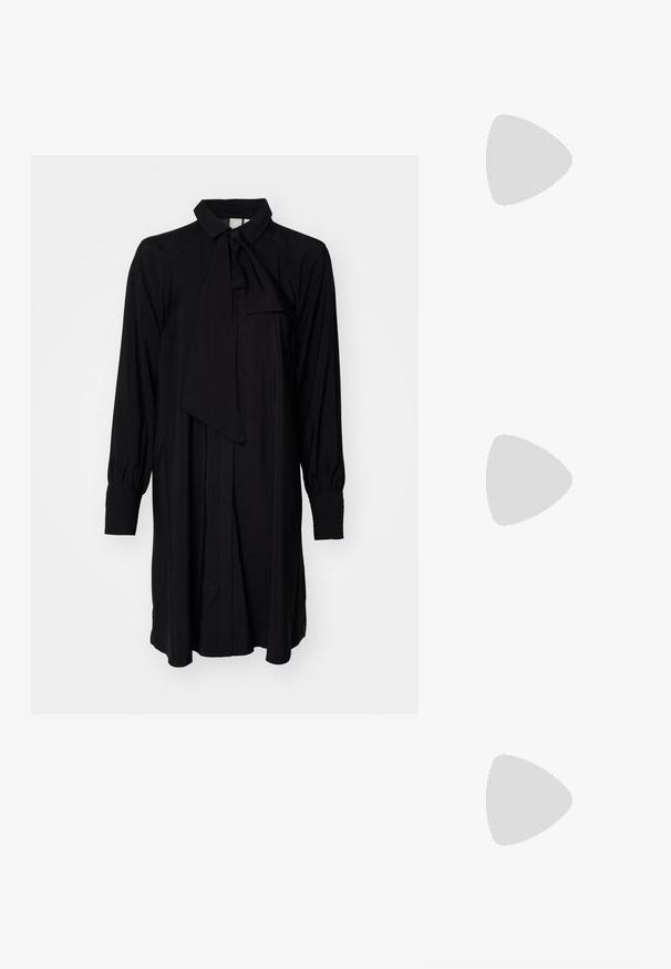 Robe noire à manches longues avec un col à nouer, devant boutonné et manches plissées, fabriquée dans un tissu léger au toucher doux.; Chaussure à talon aiguille à bout pointu avec un schema de couleurs argent, or et nude. Fini brillant avec un design découpé, dotée d'un talon stiletto.; Pochette en métal argenté avec une forme douce et arrondie et un fermoir en haut noué. Fabriquée en simili cuir lisse.; Boucles d'oreilles en argent en forme de créoles avec un design torsadé, dotées d'une finition polie et d'une fermeture à poussoir. Mesurent environ 3 cm de diamètre.