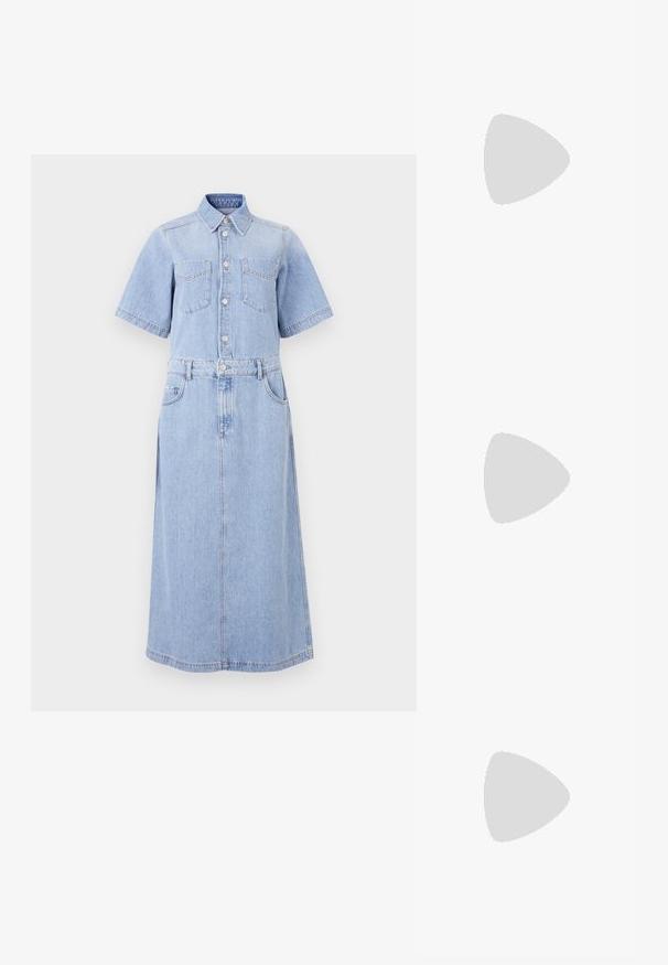 Vestito camicia in denim azzurro chiaro con maniche corte, due tasche sul petto, chiusura con bottoni frontale, vita cinchata con cintura e gonna lunga a forma A.; Maglia marrone a maniche lunghe con scollatura ampia e un dettaglio a nodo su un lato, realizzata in tessuto morbido e testurizzato.; Sandal con tacco alto in suede rosa, con tacco a blocco, punta aperta e cinturino alla caviglia con dettaglio in oro. Fascia frontale piatta.; Borsa a spalla in finta pelle marrone con forma curvata, cuciture minime e un accento in metallo dorato. Presenta una chiusura con zip superiore e una tracolla regolabile.