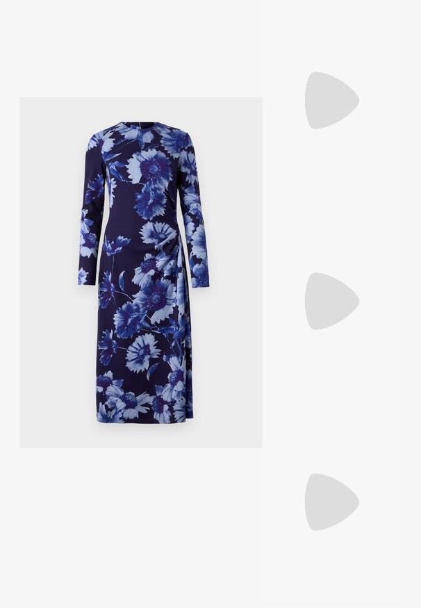 Rochie bleumarin cu mâneci lungi, cu un model floral albastru, design înfășurat și textură moale. Proiectată pentru o siluetă ajustată.; Tricou alb cu mânecă scurtă, confectionat dintr-un material texturat. Gât rotund, tăietură regulară și detalii subtile de cusătură. Fără modele sau grafice.; Balerini din piele neagră, cu vârf rotund, textură netedă, detalii de cusătură minimale și un design al tălpii flexibil.; Geantă de piele maro cu închidere tip capac, accesorii de culoare aurie, curea de umăr și o textură netedă. Formă compactă și rectangulară.