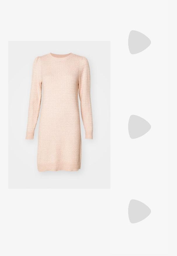 Vestido de malha de manga comprida e decote redondo em suave rosa claro. Malha texturizada com padrões ligeiramente elevados, punhos ajustados e silhueta reta.; Sandálias de salto em verniz rosa com bico quadrado, tiras estreitas e um salto em bloco geométrico. Apresentam um detalhe em fivela na tira.; Bolsa de mão rosa em pele com aba curva, alça única para o ombro e linhas limpas. A bolsa apresenta uma textura suave e um design minimalista.; Brincos em tom de ouro com formas onduladas e texturizadas. Inclui studs escultóricos com presilha e um design de argola aberta com um acabamento martelado.