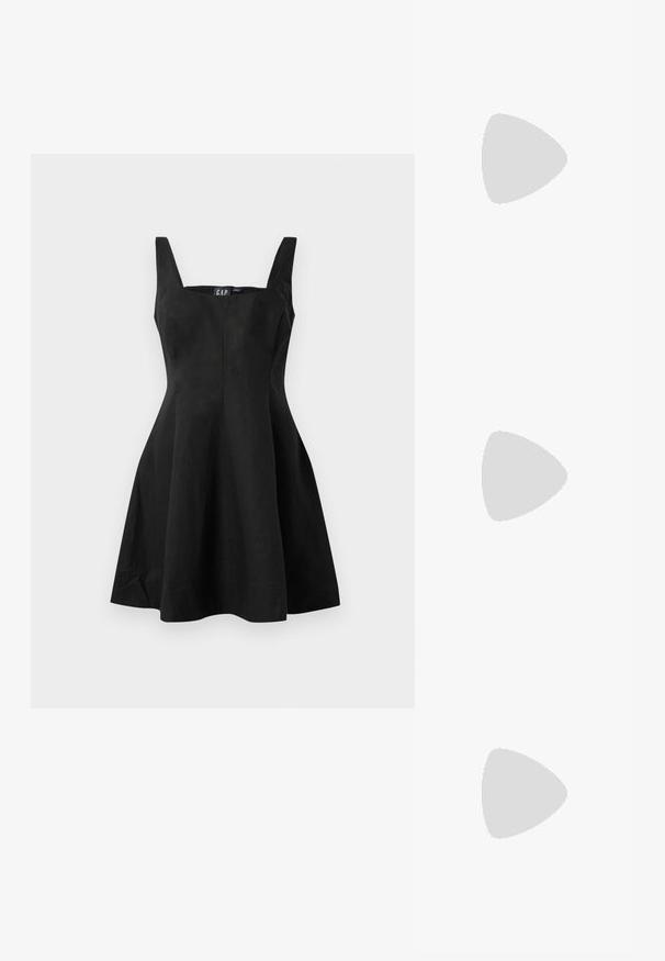 Zwarte mouwloze jurk met een getailleerde buste en een uitlopende rok, gemaakt van een gladde stof. Vierkante halslijn en minimale naden voor een strakke uitstraling.; Zwarte gepatineerde leren slingback hakken met een spitse neus en een geometrische blokhak. Kenmerkt zich door een slank, minimalistisch ontwerp en een gladde textuur.; Zwarte leren handtas met een gebogen vorm, afneembare schouderband en gouden hardware. De tas heeft een klep met een gespsluiting.; Gouden oorbellen met een getextureerd, golvend ontwerp. Bevat sculpturale clip-on studs en een open ringontwerp met een gehamerd oppervlak.
