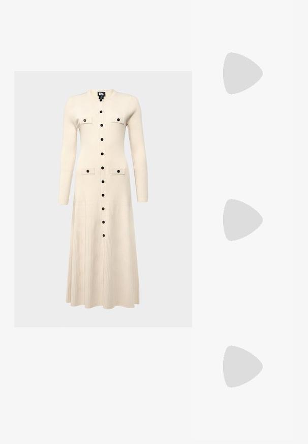 DKNY DRESS - Vestido de malha - talco; As sandálias de salto alto pretas apresentam tiras finas com um design em nó, uma biqueira quadrada lisa e um elegante salto agulha.; Bolsa metálica cinza claro com uma alça de corrente, adornada com pequenos rebites metálicos circulares e um logótipo triangular da marca.; Brincos de metal prateado com uma forma suave de gota e um acabamento polido. Gravações subtis adicionam detalhe. Design minimalista.