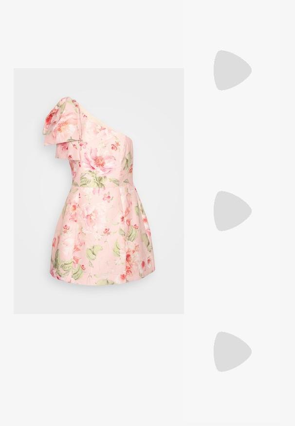 Egyszámos ruha világos rózsaszín anyagból, nagy rózsaszín és zöld virágmintával. Jellemzője egy fodros váll és egy bővülő szoknyadizájn.; Fehér bőr slingback szandál, több széles pánttal és ezüst csatokkal; lapos talp, kis fekete sarokkal és fémes díszítésekkel.; Sárga szőtt pénztárca, hajtogatott dizájnnal, levehető csuklópánttal és arany színű lánc díszítéssel. Simább textúra és téglalap alak.; Arany fülbevalók sima, fényes felülettel. Kör alakú dizájn, amely kis kapoccsal és átlátszó tartozékkal rendelkezik a biztonságos viselés érdekében.