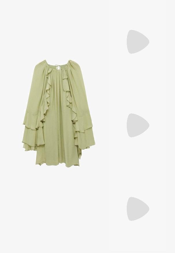 Mango Freizeitkleid - green; Goldene vegane Ledersandalen mit zwei verstellbaren Riemen, Korkfußbett und dunkler Gummisohle. Glatte Textur mit metallischem Finish.; Rechteckige Sonnenbrille mit einem Schildpatt-Kunststoffrahmen, dunklen Gläsern und silbernen Akzenten an den Seiten. Hergestellt in Italien.; Braune Leder-Crossbody-Tasche mit Logo-Muster, goldener Kettenriemen, Reißverschlussverschluss und goldenen Hardware-Details. Kompakte und rechteckige Form.