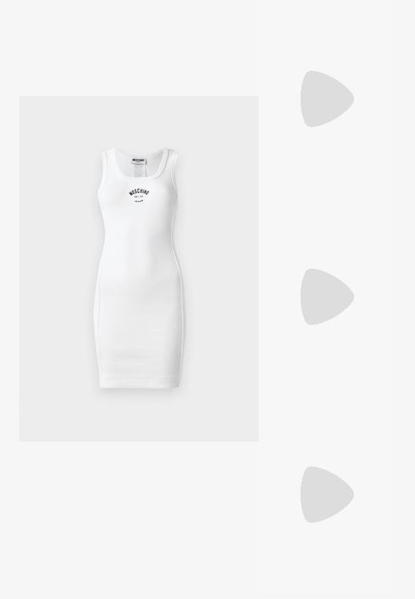 Biała, bezrękawnikowa sukienka bodycon z prążkowanej tkaniny. Posiada okrągły dekolt i czarny nadrukowany logo. Dopasowana sylwetka, długość do kolan.; Czarne skórzane buty typu slingback z ostrym noskiem, małym obcasem i ozdobnym zapięciem na górze. Gładka faktura, minimalistyczny design.; Czarna skórzana torba na ramię z dwoma przednimi kieszeniami, złotymi klamrami, zamkiem błyskawicznym i cienkim paskiem. Teksturowana powierzchnia i kompaktowy prostokątny kształt.; Złote metalowe kolczyki w kształcie obręczy o zakrzywionym, wydłużonym kształcie. Posiadają gładką, błyszczącą powierzchnię oraz zaokrąglony koniec dla dodatkowego efektu.