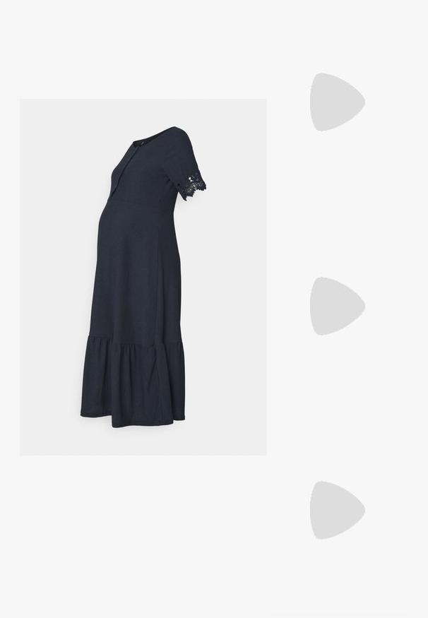 Mornarska haljina za maternitet s raširenom suknjom, kratkim rukavima ukrašenim čipkom, kopčanjem na vratu i teksturiranim materijalom pogodnim za udobnost i dobar fit.; Srebrna slingback salonska cipela s oštrim prstom, metalik završnom obradom, dva dekorativna remena i vitkim potplatom s crnim vrhom.; Crna kožna torba s glatkom teksturom. Ima podesivu naramenicu i elegantan, minimalistički dizajn s zatvaranjem na patentni zatvarač.; Srebrna dvostruka prsten s glatkom, poliranom površinom. Karakterizira ga fluidan, zakrivljen dizajn s preklapajućim sekcijama za moderan izgled.