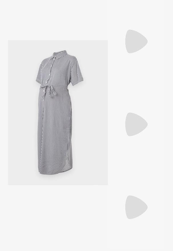 Vestito a camicia a righe navy e bianche con maniche corte, chiusura a bottoni, colletto e vita legata, realizzato in tessuto leggero. Lunghezza midi.; Maglietta per maternità nera a coste con maniche corte, orlo scallop e design aderente per adattarsi a una pancia in crescita. Texture liscia.; Sneaker bianco realizzato in materiale sintetico liscio, con punta arrotondata, design con lacci, suola piatta e delicati dettagli perforati.; Borsa a spalla in suede marrone con una texture morbida, caratterizzata da una singola tracolla e un'apertura superiore leggermente curvata. Nessun dettaglio hardware visibile.
