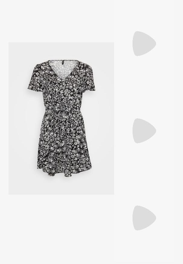 Vestido negro con estampado floral, de mangas cortas, escote en V, cintura ajustada y falda acampanada. Presenta patrones florales blancos en toda su superficie. Tejido liviano.; Zapatos de tacón slingback de charol negro con punta afilada y tacón geométrico en bloque. Presentan un diseño elegante y minimalista, así como una textura suave.; Gafas de carey marrón con lentes ovalados, patas delgadas y acentos transparentes. Presenta un sutil logo en la varilla. Diseño elegante y ligero.; Bolso de piel negra con forma curva, correa desmontable y herrajes dorados. El bolso cuenta con una solapa con un detalle de hebilla.