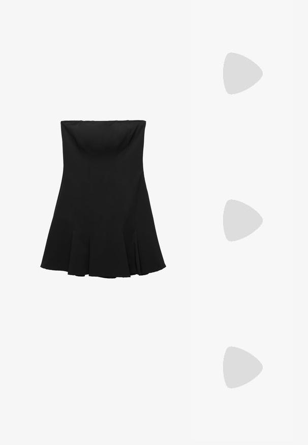 Mustat olkaimettomat mekko, jossa on rakenteellinen bodice, liehuva poimuittu hame ja sileä kangas. Ominaisuuksiin kuuluvat siistit saumat ja ei näkyvää metalliosaa.; Bershka Korolliset sandaalit - black; Kuvio-kilpikonnarunkoiset aurinkolasit, joissa on suorakulmaiset kehykset, ruskeat liukuvärioptiikat ja kultainen yksityiskohta sankassa. Sujuva muovimateriaali.; Ruskea nahkainen kassi pitkillä kahvoilla, etupuolen läppätasku ja kultainen sydämen muotoinen solki, jossa on kaiverrettuna "Love Moschino".