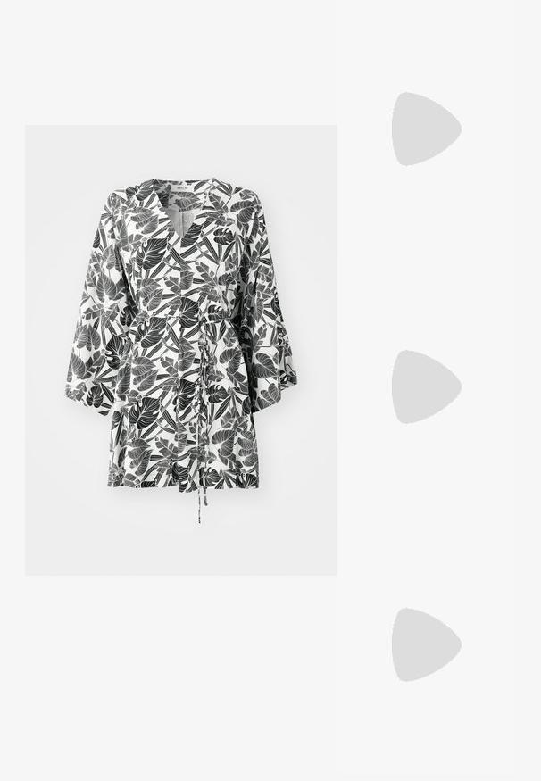 Replay Rochie de zi - black/natural white; Sandale negre cu toc, cu mai multe curele încrucișate. Material neted, vârf ascuțit și toc subțire. Curea ajustabilă la gleznă cu cataramă.; Ochelari de soare cu lentile gri cu gradient, cadru din metal auriu și accente din plastic negru. Lentile unice în formă de fluture cu brațe subțiri.; Cercei cercuri din aur cu un finisaj neted și strălucitor. Design circular cu un mic suport și un spate transparent pentru o purtare sigură.
