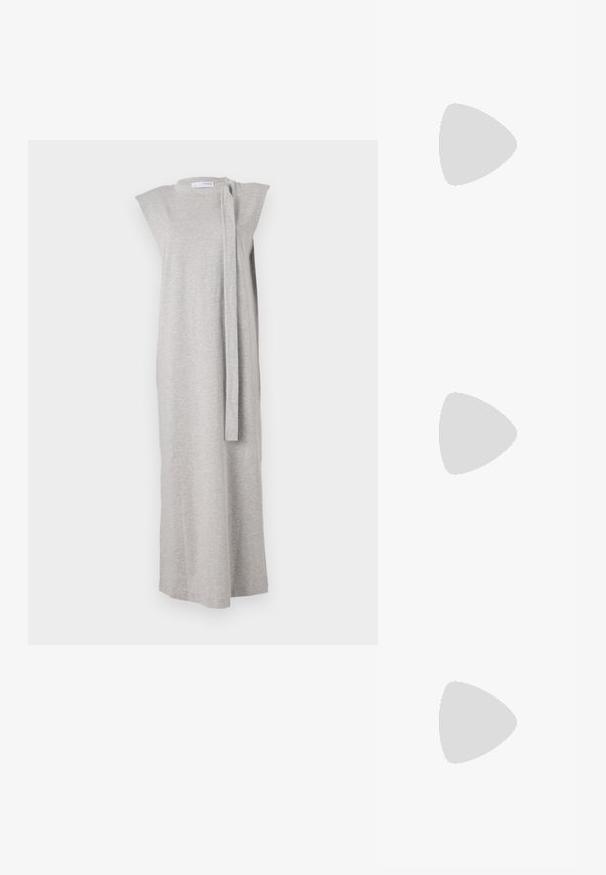 Pelēka bez piedurknēm kleita mīkstā audumā, ar taisnu siluetu, laivu kakla izgriezumu un sānu saites detaļu aizdarei.; Melna lakota āda ar atvērto papēdi, ar smailu purngalu un ģeometrisku blokpapēdi. Iezīmējas elegants, minimāls dizains un gluda tekstūra.; Melnas ādas rokassoma ar izliekta formu, noņemamu siksnu un zelta aksesuāriem. Somai ir vāciņš ar sprādzes detaļu.; Zeltīti metāla auskari ar gludu, izliekta dizaina. Ar atšķirīgu smailu formu, pulētu virsmu un eņģu aizdari.