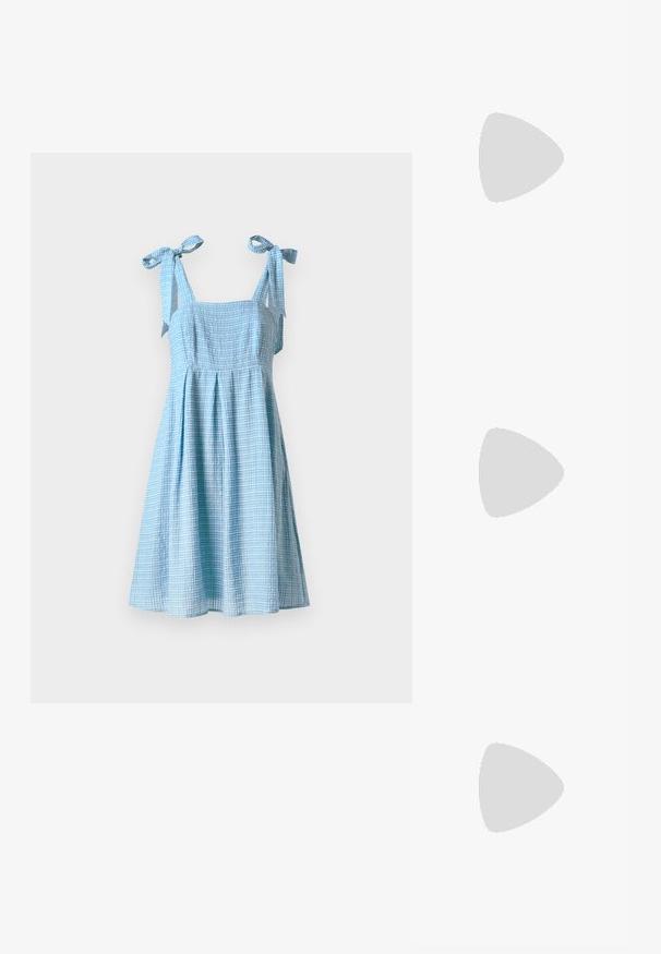 Gaiši zils kleitas modelis, kas izgatavots no teksturēta auduma, ar kvadrātveida dekoltē, saistāmām plecu siksnām un izplesto svārku ar krokiem.; Zeltaini, metāla kurpes ar siksniņām, norakans purngalis un masīla papēdis. Gluda tekstūra, minimālisma dizains un šaura siksna.; Melnas ādas rokassoma ar izliekta formu, noņemamu siksnu un zelta aksesuāriem. Somai ir vāciņš ar sprādzes detaļu.; Zeltīti metāla auskari ar gludu, izliekta dizaina. Ar atšķirīgu smailu formu, pulētu virsmu un eņģu aizdari.