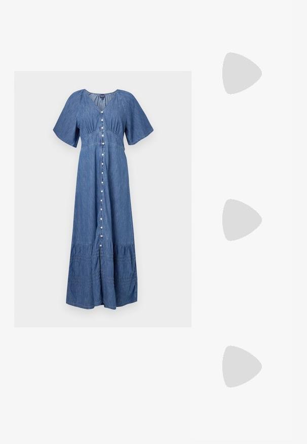 Robe maxi en denim avec un col en V, des manches courtes, une fermeture à boutons sur le devant et un ourlet ruffles. Couleur : bleu. Texture douce avec des accents froncés.; Escarpins en cuir verni noir avec bout pointu et talon bloc géométrique. Présente un design élégant et minimaliste ainsi qu'une texture lisse.; Sac à main en cuir noir avec une forme courbée, bandoulière amovible et des accessoires en or. Le sac est doté d'un rabat avec un détail de boucle.; Boucle d'oreille en métal doré avec un design élégant et courbé. Présente une forme conique distinctive, une surface polie et une fermeture à charnière.