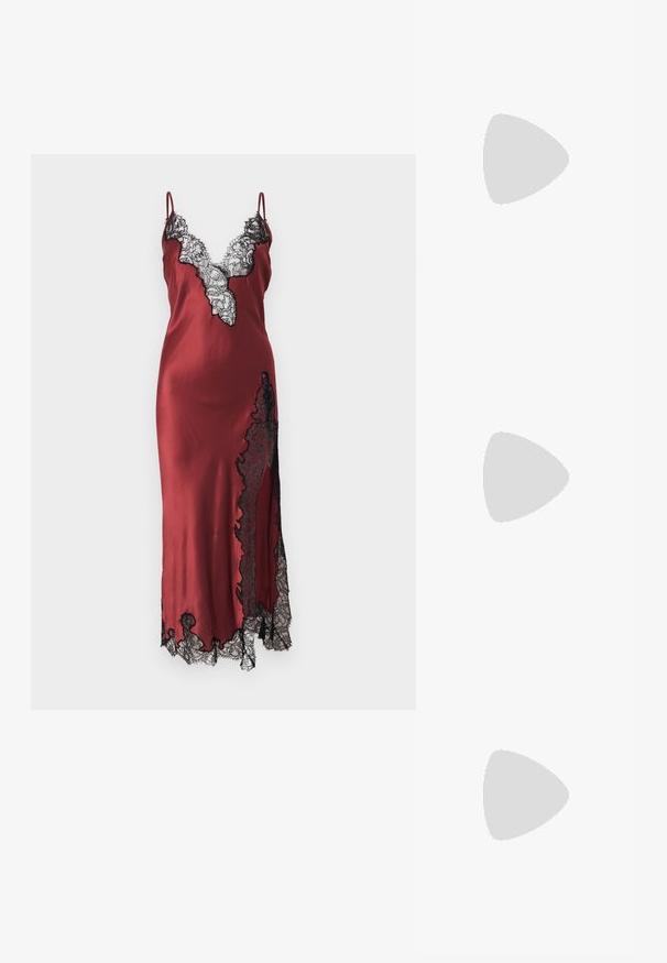 Vyno raudonos spalvos satino suknelė su juodos nėrinės apdaila palei iškirptę ir apatinę kraštą. Turi reguliuojamas plonas petnešėles ir aptemptą siluetą.; Juodos lakuotos odinės šlepetės su smailiu pirštu ir geometriniu bloko kulnu. Turi elegantišką, minimalistinį dizainą ir lygų paviršių.; Juodas odinis krepšys su išlenkta forma, nuimamu dirželiu ir auksiniais detalėmis. Krepšys turi kilpą su sagtimi.; Auksinės auskarai, turintys tekstūruotus, bangų formos elementus. Įeina skulptūriniai segami auskarai ir atviri lankai su išmuštu paviršiumi.