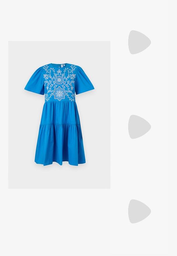 Zila kokvilnas kleita ar īsām pūkainām piedurknēm, izšūtu izgriezumu ar ziedu rakstiem, apaļu dekoltē un vairāku kārtu svārkiem.; Apspīlēta augstpapēžu kurpe ar zeltītu, sudrabi un neitrālu krāsu kombināciju. Spīguļojoša virsma ar izgriezuma dizainu, aprīkota ar stiletto papēdi.; Sudraba metāliska poga somiņa ar mīkstu, noapaļotu formu un mezgla augšējo aizdari. Izgatavota no gludas mākslīgās ādas materiāla.; Sudraba gredzenveida auskari ar savītu dizainu, kas ir ar pulētu apdari un ar aizmugurēju fiksāciju. Izmērs ir aptuveni 3 cm diametrā.