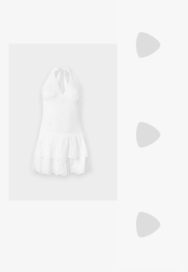 Valkoinen alusmekko, jossa on smokkivartalo ja kerroksellinenhelma. Ominaisuuksiin kuuluu aallotettu helma ja nyöriäitityksen yksityiskohtia alareunassa. Pehmeä puuvillapinta.; Ruske nubuk-slip-on sko med lav hæl, justerbar rem med en sølvspænde og en sort gummi-sål.; Silmäänpistävät kilpikonnakuosisunglasses, joissa on ovaalit kehykset, ruskeat tummennetut linssit ja "Chloé"-brändäys varressa. Silkkinen muovimateriaali kiiltävällä pinnalla.; Ruskea mokkanahkainen kassi, joka on leveä ja pehmeä tekstuuri, varustettuna yhdellä hihnalla ja minim hardwarella neutraalissa ympäristössä.