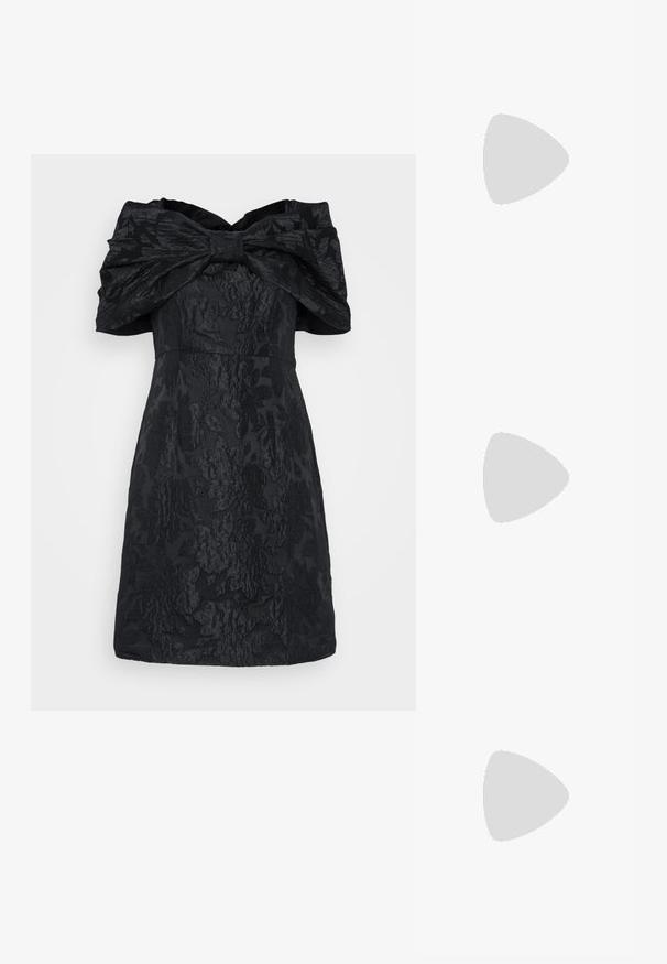 Čierne šaty s textúrovaným kvetinovým vzorom, dizajn bez ramienok a veľká mašľa na výstrihu. Krátka dĺžka.; Čierne lakované kožené slingback topánky s špicatou špičkou, so striebornými detailmi a nízkym blokovým opätkom. Hladký, lesklý povrch celého modelu.; Čierna kožená crossbody taška s hladkou textúrou, obdĺžnikovým tvarom a kovovým reťazovým detailom na prednej strane. Súčasťou je nastaviteľný popruh.; Strieborné visACIE náušnice so štvorcovým študom, s hladkým, lešteným povrchom a tvarom kvapky, odrážajúce svetlo s lesklým povrchom.