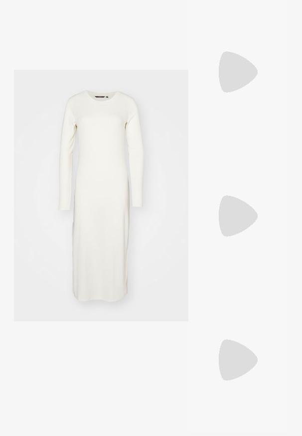 Hosszú ujjú, bordázott ruha törtfehér színben, kerek nyakkivágással és oldalsó hasítékokkal a mozgás szabadságáért. Puha, strukturált anyagból készült.; Fekete bokacsizmák sima bőrből, oldalsó cipzárral, vastag, texturált sarkú és lekerekített orrú dizájnnal.; Fekete bőrtáska ívelt formával, levehető pánttal és arany színű fémrészekkel. A táskán egy csattal díszített fedél található.; Aranyszínű fülbevalók, texturált, hullámos formákkal. Tartalmazza a szobrászati klipszes studokat és az open hoop kialakítást, kalapácsos felülettel.